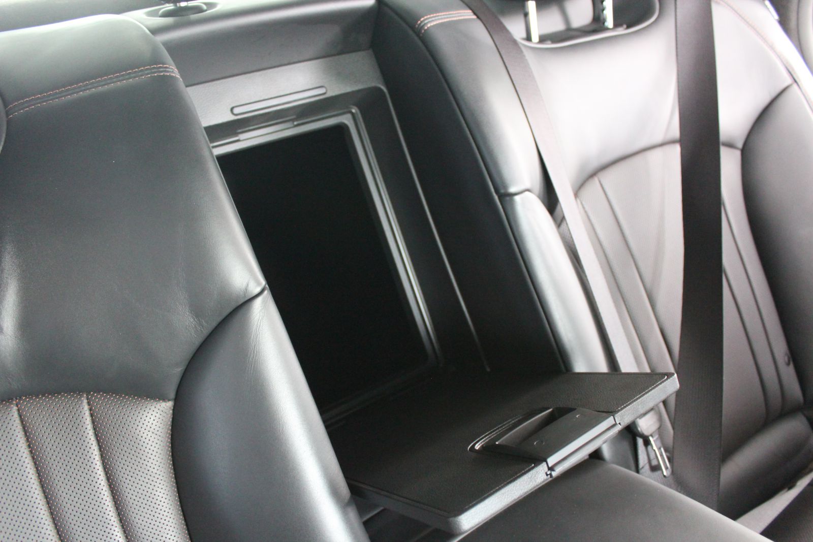 Sample Picture: A picture showing the rear center compartment of a 2018 GENESIS G80